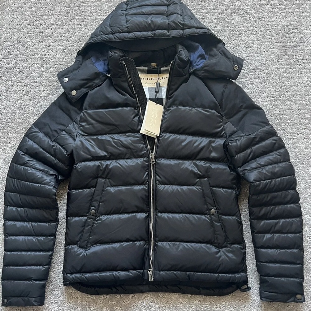 Burberry Men’s Mid-weight Down Filled Puffer In Navy Blue Size XL. Fits like a L
